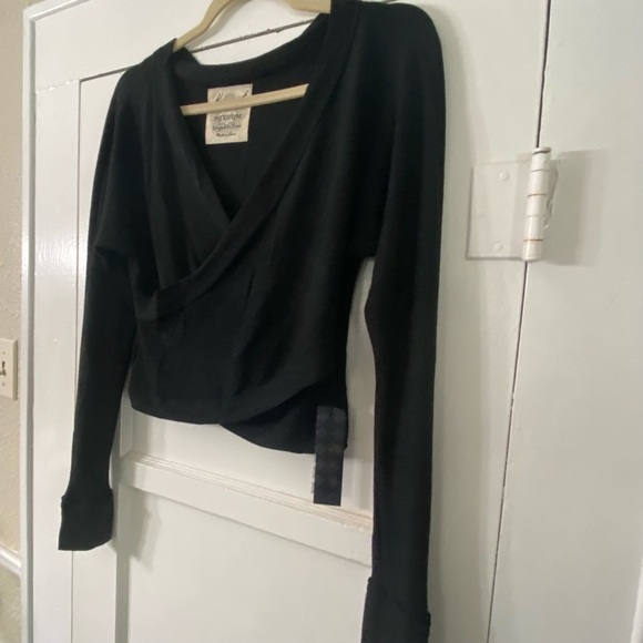 Kismet couture “Designed in Texas” Thumb Holes - Picture 3 of 15